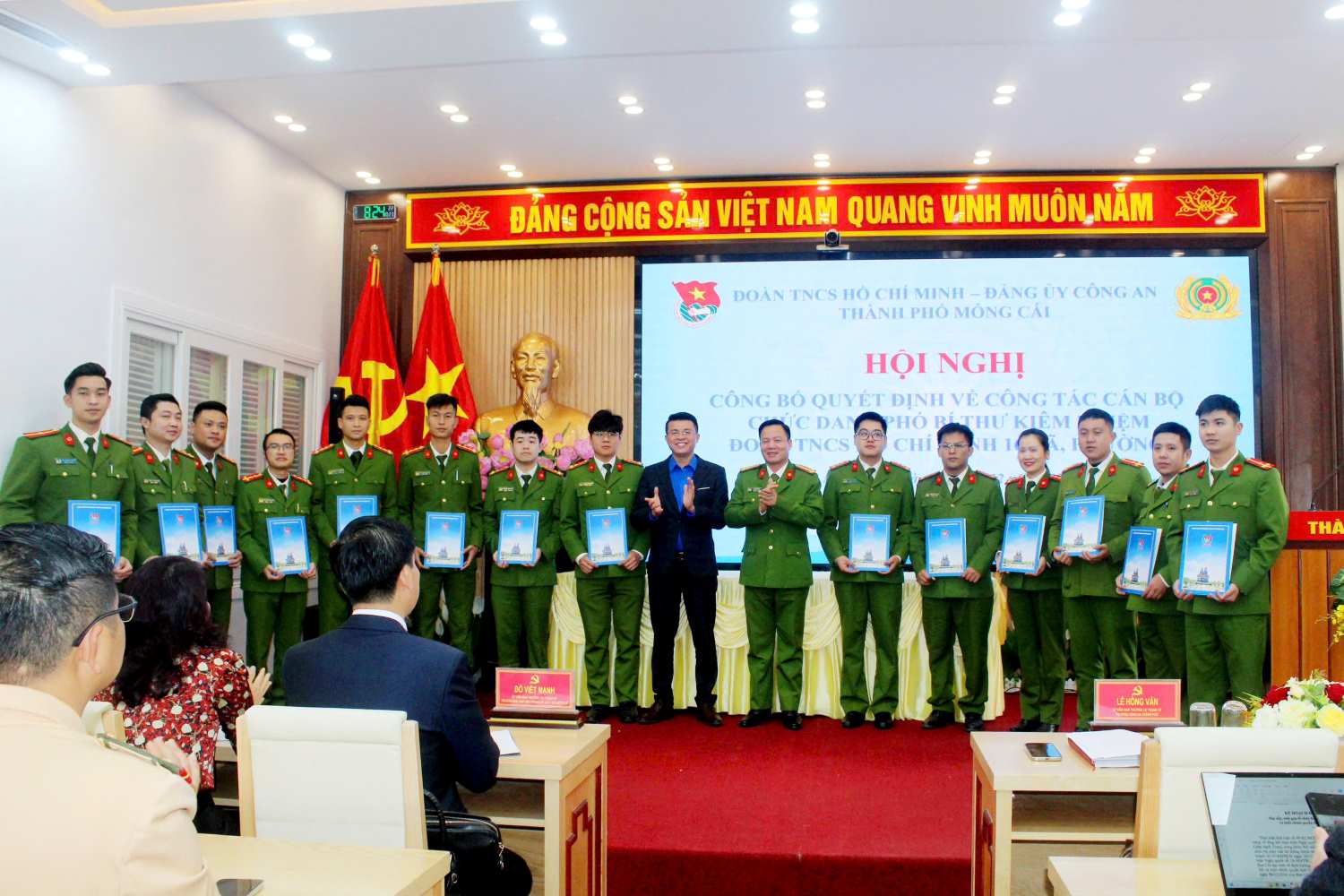 Awarding the decision to concurrently hold the position of Deputy Secretary of the Ho Chi Minh Communist Youth Union of communes and wards for regular commune-level police officers in Mong Cai. Photo: Mong Cai Information Public Security