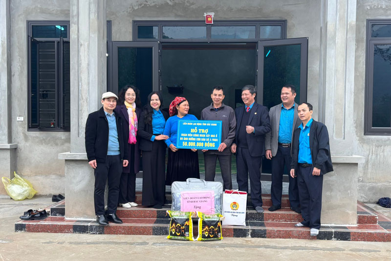 Providing support to workers in Lao Cai. Photo: Thu Dieu