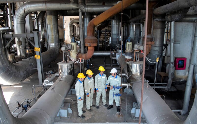 Safety and health officers of Lam Dong Aluminum Company check equipment and instruct workers before starting their shift. Photo: K.Phuc
