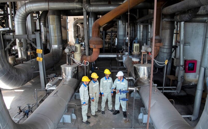 Safety and health officers of Lam Dong Aluminum Company check equipment and instruct workers before starting their shift. Photo: K.Phuc