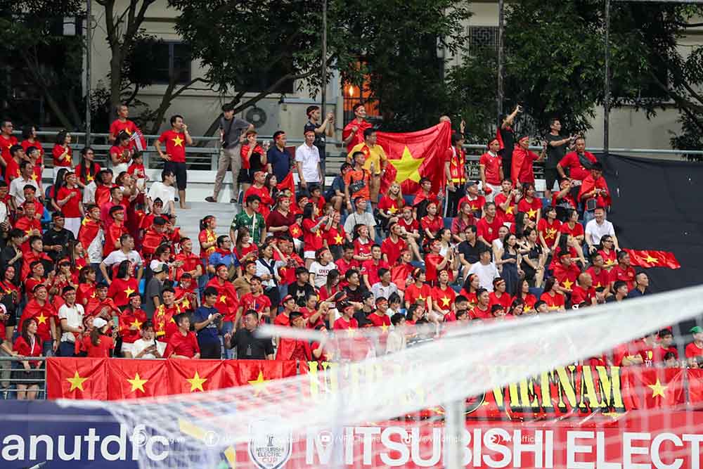 Du thi dau tren san doi phuong nhung tuyen Viet Nam van duoc “tiep lua” tu rat nhieu co dong vien nha.