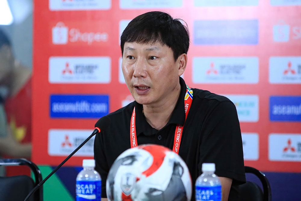 Coach Kim Sang-sik of the Vietnam team. Photo: Minh Dan