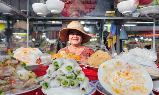 Đặc sản mắm tôm chua, nem chả, hạt sen, bánh bột lọc, bún bò Huế... đều có ở chợ Đông Ba nổi tiếng. Ảnh: Nguyễn Luân