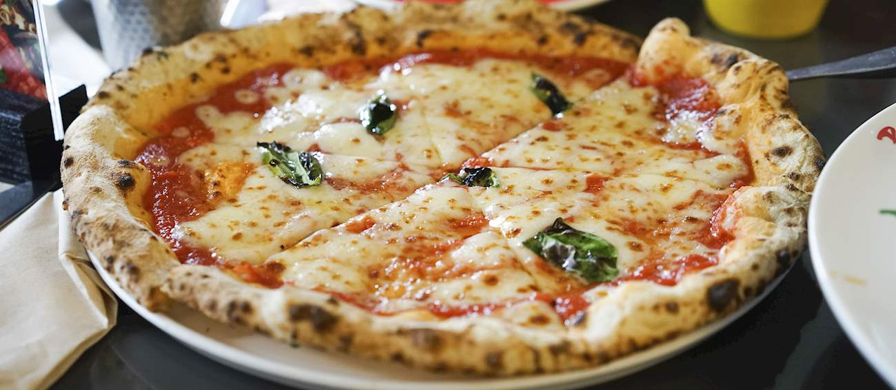 Naples (Y) dan dau voi mon pizza Margherita noi tieng. Anh: TasteAtlas