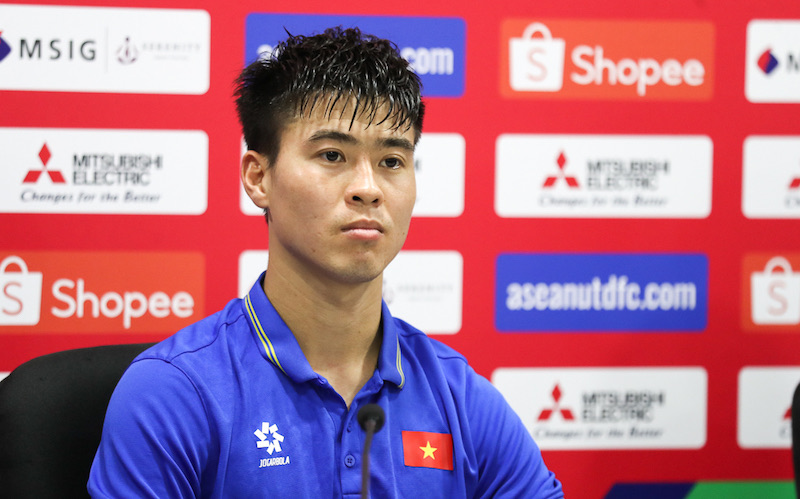Center back Duy Manh at the press conference after the match. Photo: VFF