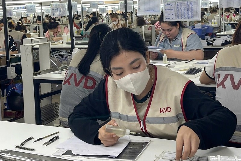 Many businesses in Dak Lak province have reported their New Year and Lunar New Year bonuses to the authorities. Photo: Bao Trung