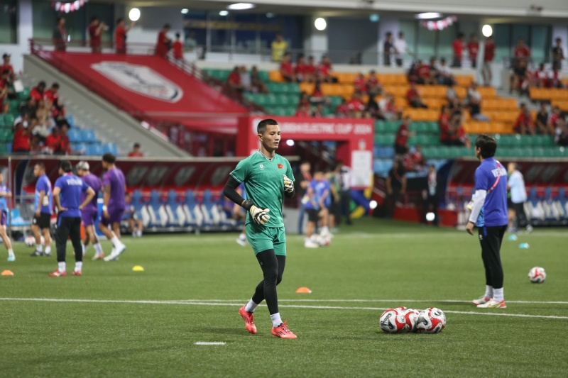 Goalkeeper Dinh Trieu had a commendable performance, helping the Vietnamese team defeat Singapore. Photo: Bao Han