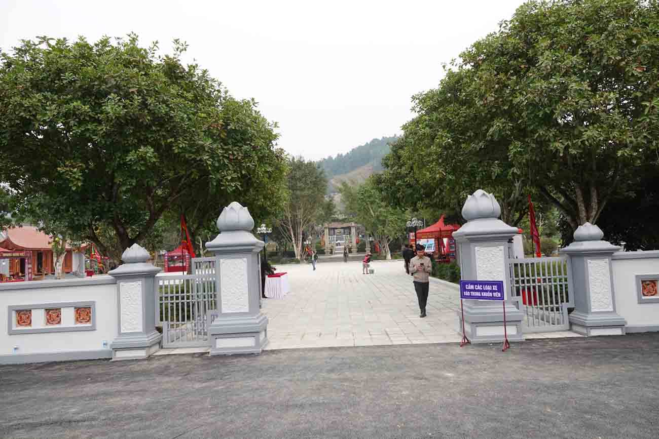 The entrance gate to the Hai Thuong Lan Ong tomb relic after restoration. Photo: Tran Tuan.