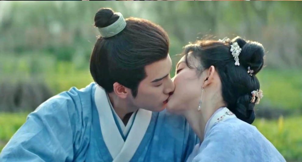 Meng Ziyi and Li Junrui in a kissing scene in the movie "Blossom". Photo: Producer