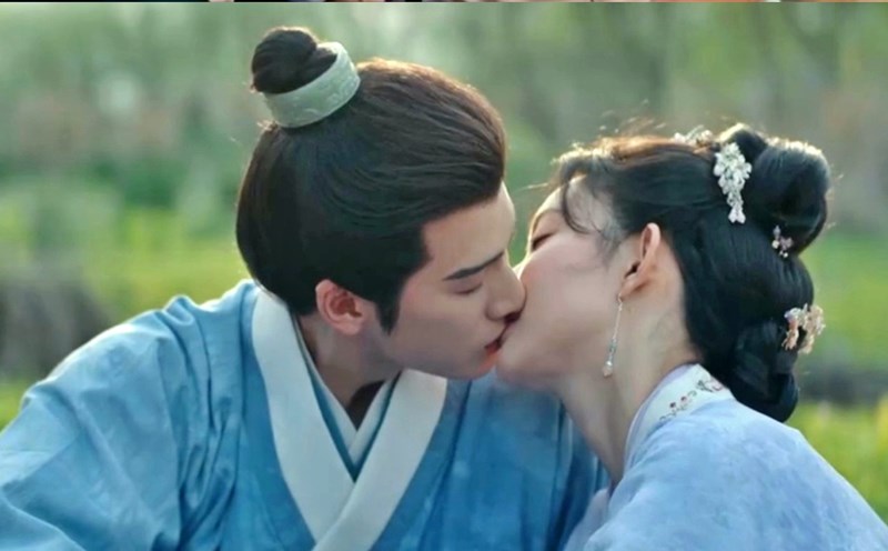 Meng Ziyi and Li Junrui in a kissing scene in the movie "Blossom". Photo: Producer