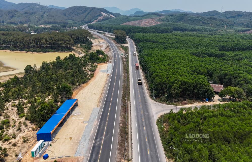 Truoc do, ngay 27.4.2024, Ban QLDA duong Ho Chi Minh da dua vao khai thac su dung 2 tram dung nghi tam tren cao toc Cam Lo - La Son doan qua dia phan tinh Thua Thien Hue de phuc vu nhu cau dung chan, nghi ngoi cua cac chu phuong tien di chuyen tren tuyen cao toc nay. Anh chup ngay: 30.4.2024.