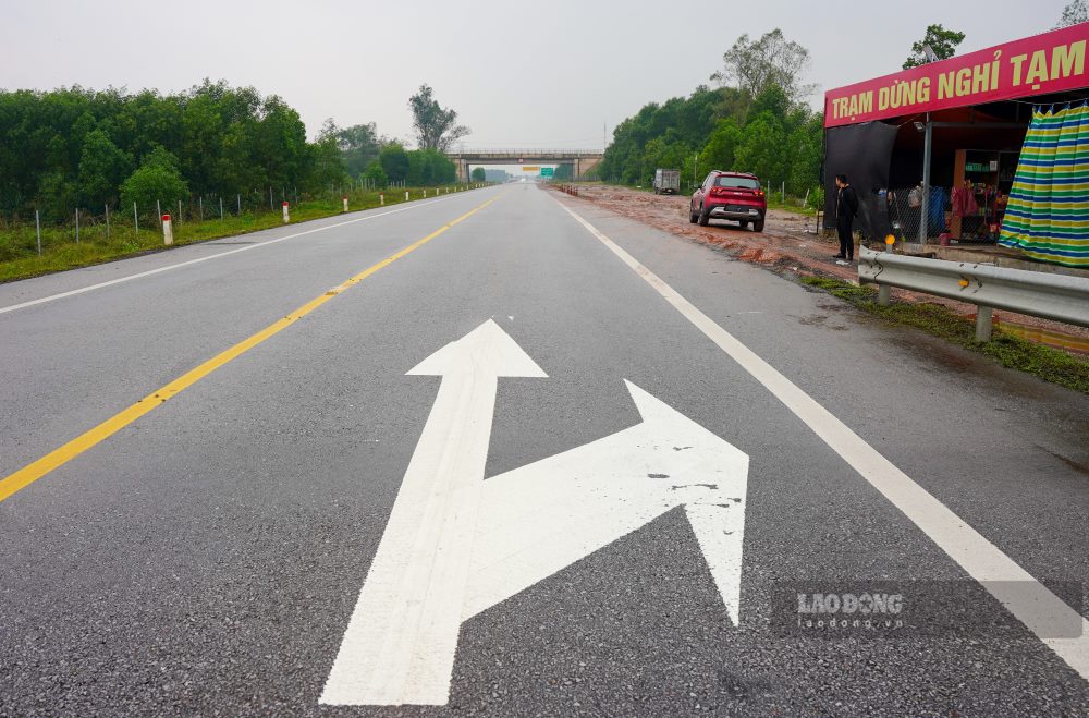 Bao gom, mot diem dung nghi tai Km64+200 ben trai tuyen (huong nhin Bac Nam) phuc vu phuong tien chieu tu Nam ra Bac. Tram dung nghi tren thuoc dia phan phuong Huong Van, thi xa Huong Tra, tinh Thua Thien Hue. 