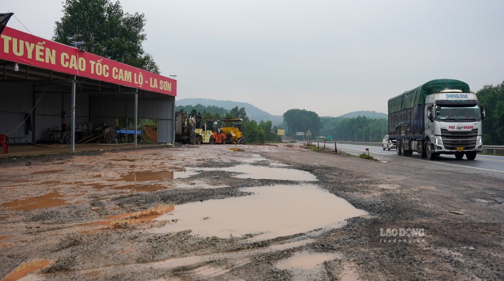 The nhung, ghi nhan cua phong vien Bao Lao Dong cac ngay 25-26.12, sau tron 8 thang dua vao khai thac, 2 tram dung nghi tam tren tuyen cao toc Cam Lo - La Son vang bong phuong tien dung do, nghi ngoi tai day. 