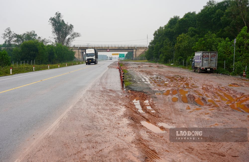 Khong qua kho hieu khi thuc te, duong dan vao 2 tram dung nghi tren cao toc nay da hoa “ruong bun”. Dat nen o day xuat hien tinh trang nhao nhoet, sinh lun, kho di chuyen va rat tron truot. 