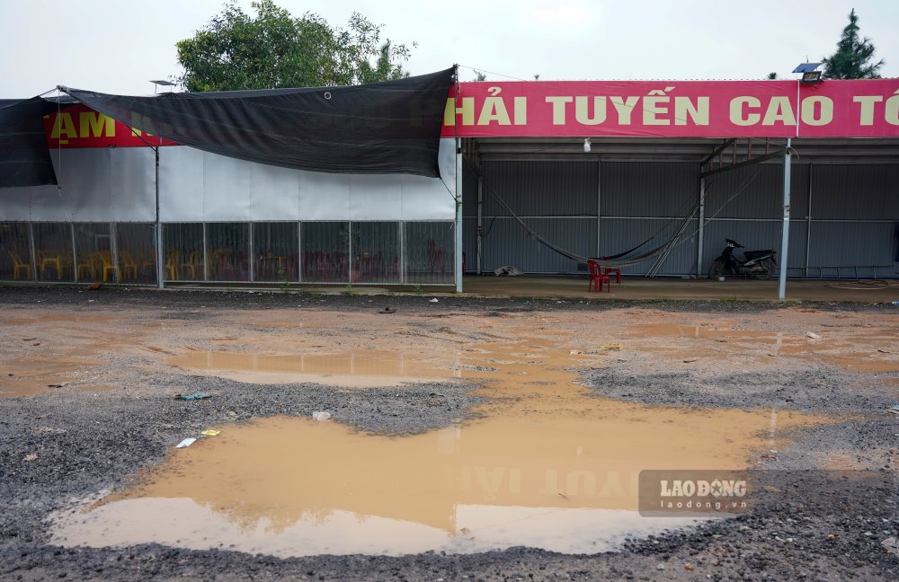 Nguyen nhan duoc xac dinh la do mua lon keo dai ket hop voi luu luong phuong tien di chuyen ra vao, dan den tinh trang nhech nhac neu tren. 