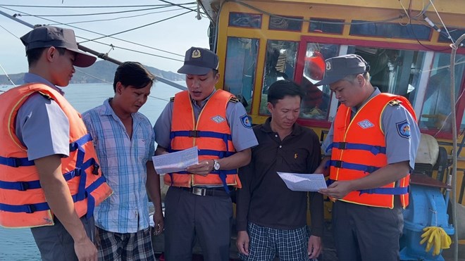 Fisheries Surveillance Team No. 4 strengthens propaganda against IUU fishing for fishermen in the Central provinces. Photo: Huu Long