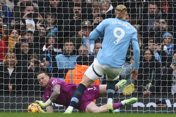 Khoanh khac Erling Haaland khong the danh bai Jordan Pickford tren cham phat den. Anh: Premier League