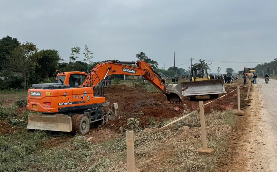 People in Le Thuy district voluntarily handed over the land for the North-South expressway. Photo: H. Hoa