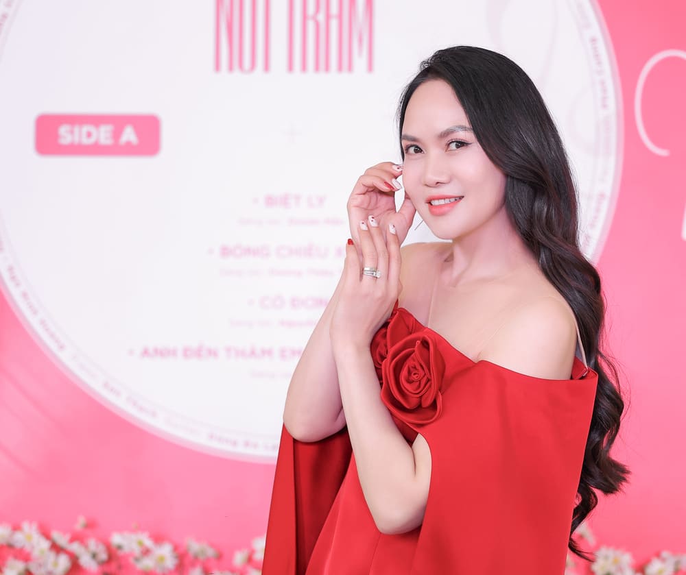 People's Artist Mai Hoa introduces the vinyl record "Delta Note" in Hanoi. Photo: Interviewee