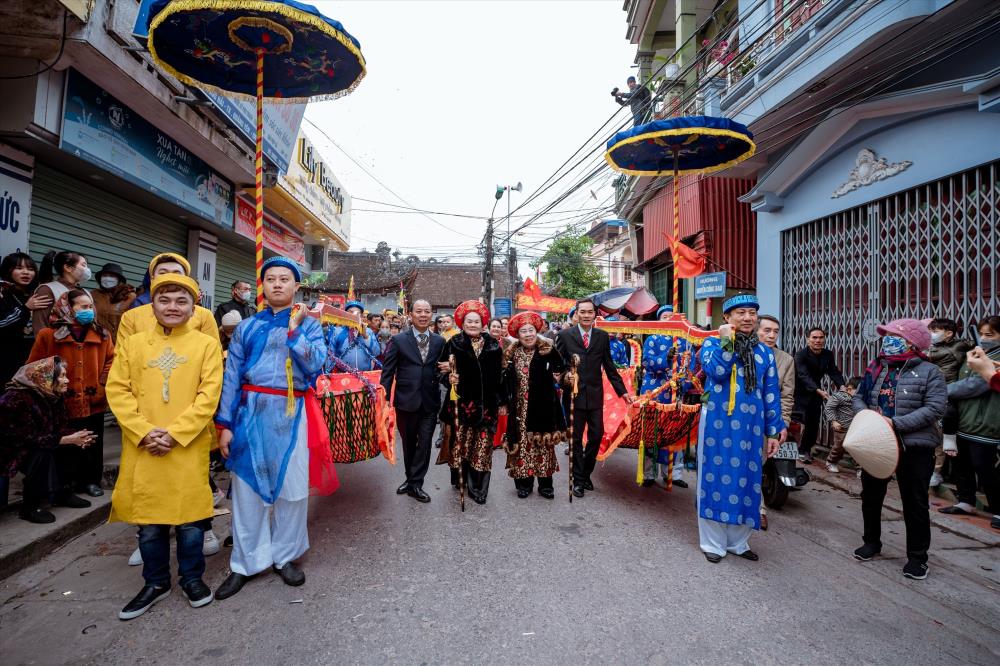 Tien Cong Festival, Quang Yen town, with the highlight being the procession of the elderly (80, 90, 100 years old or older) to Tien Cong temple to worship their ancestors. Quang Yen town has the largest number of elderly people turning 100 years old in 2025. Photo: Doan Hung
