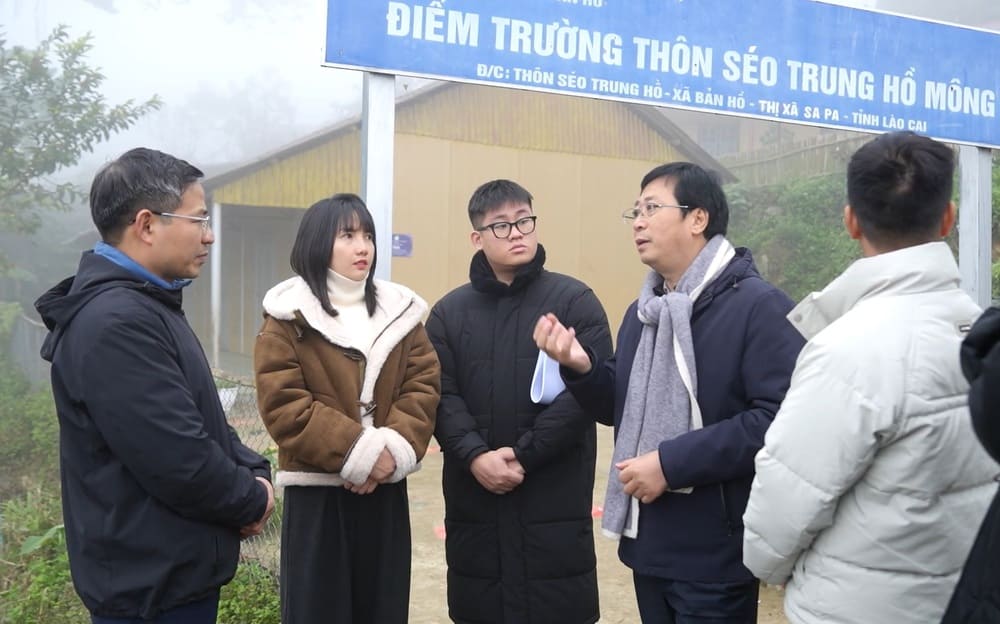 Truoc do, dai dien Doc Mong Mo va dai dien Lanh dao thi xa Sa Pa da thuc dia va chot phuong an xay dung Diem truong Seo Trung Ho Mong (thuoc xa Ban Ho, SaPa). Anh: BTC 