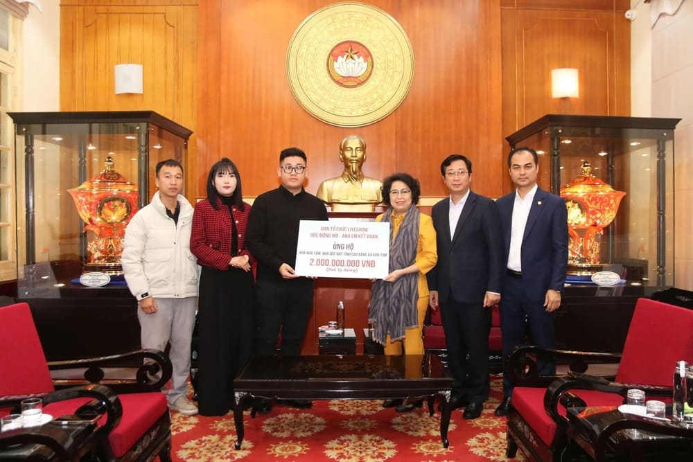The Organizing Committee of the program "Dream Slope" donated 2 billion VND through the Vietnam Fatherland Front to support people in Cao Bang and Kon Tum. Photo: Organizing Committee