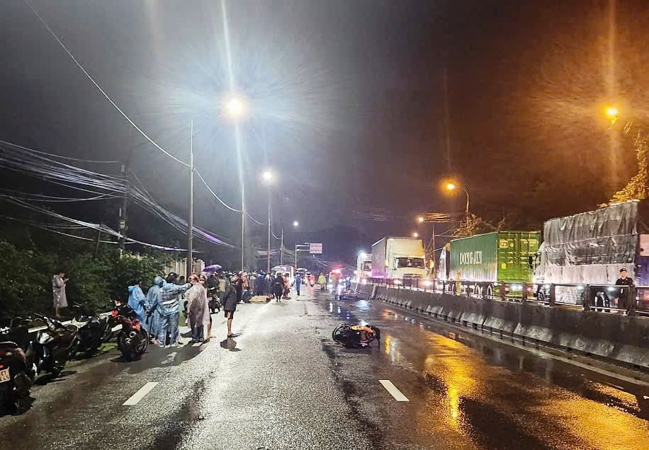 The scene of the accident that left three motorcyclists dead on the spot. Photo: Ky Nam