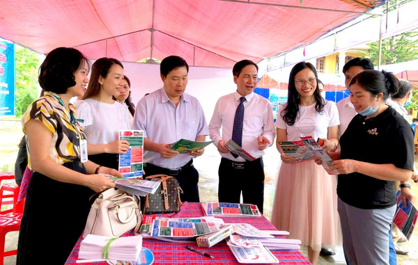 Na Hang District People's Committee coordinated with the Department of Labor, War Invalids and Social Affairs of Tuyen Quang province to organize a job fair for local workers. Photo: Huy Hoang