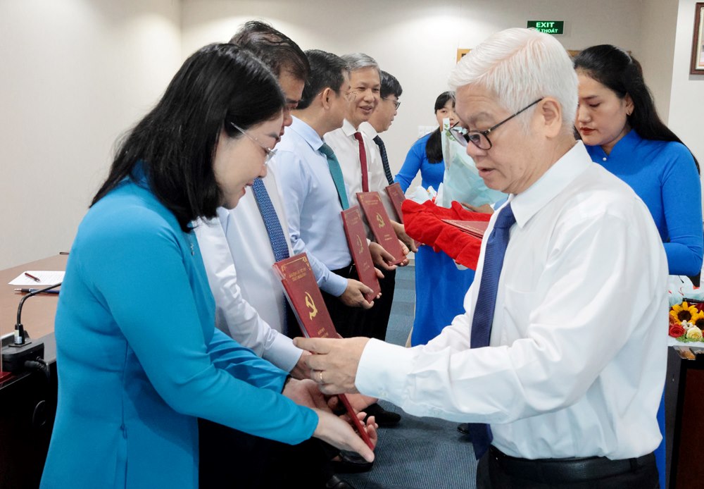 Leaders of Binh Duong Provincial Party Committee presented decisions on personnel transfer and appointment. Photo: Phuong Chi