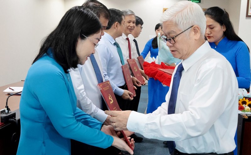 Leaders of Binh Duong Provincial Party Committee presented decisions on personnel transfer and appointment. Photo: Phuong Chi