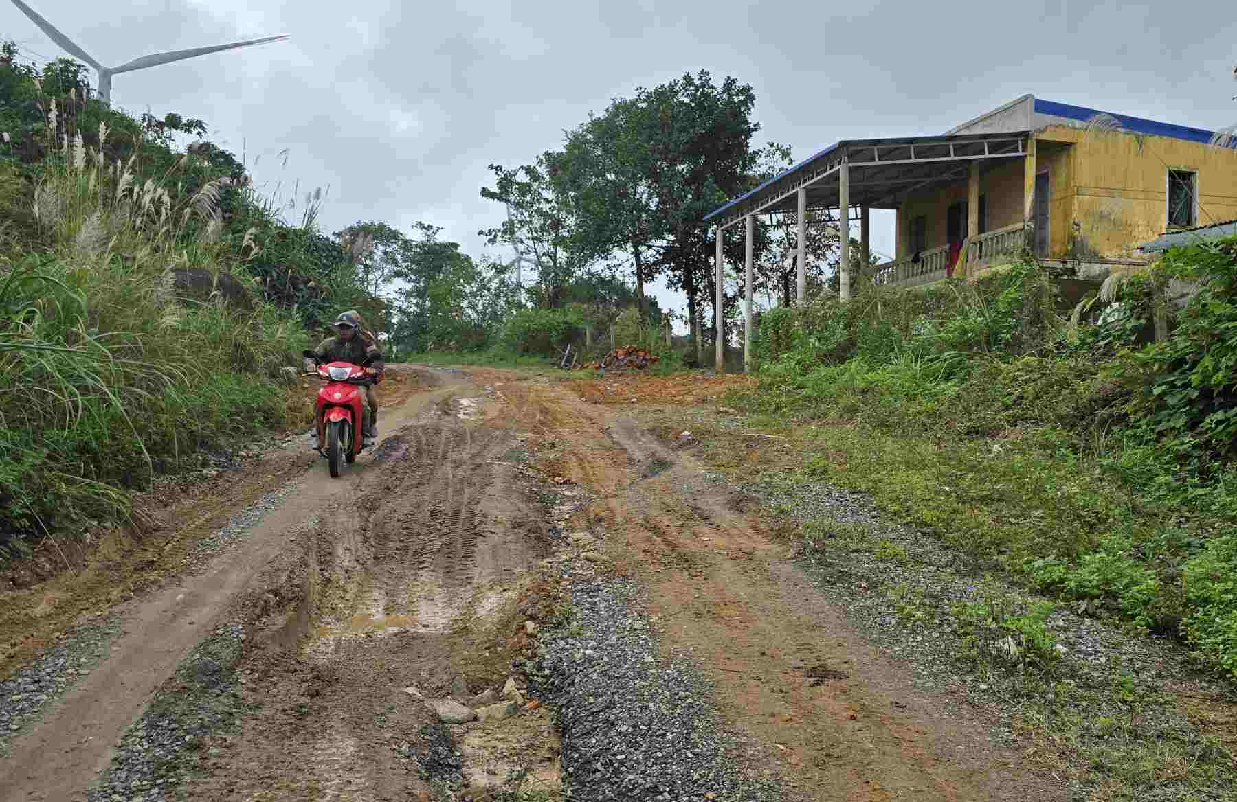 The road was paved with asphalt, but now there is only bare dirt. Photo: Hung Tho