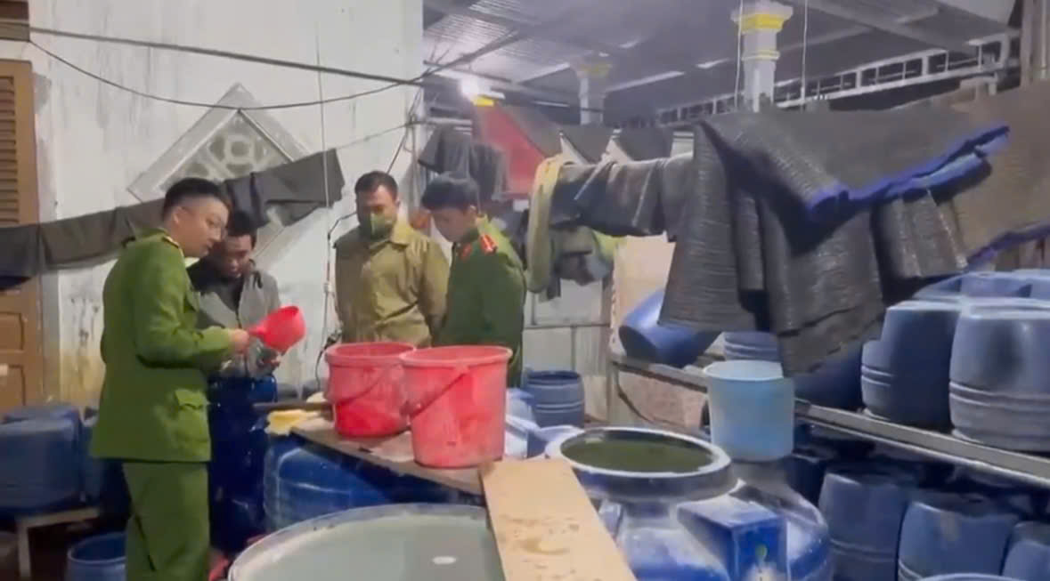 Lực lượng công an phát hiện cơ sở kinh doanh dùng chất kích thích để sản xuất giá đỗ bán ra thị trường. Ảnh: Công an cung cấp.