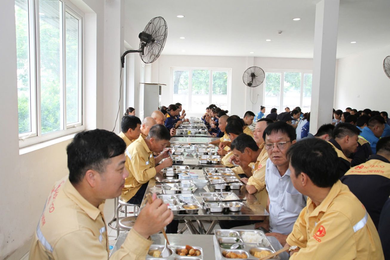 Hơn 300 công nhân lao động ngành Xây dựng Hà Nội tham gia Bữa cơm Công đoàn. Ảnh: Công đoàn cơ sở