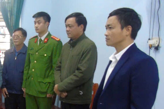 Tài xế ô tô (áo xanh ở giữa) bị khởi tố, bắt tạm giam vì bây tai nạn chết người. Ảnh: Công an Ba Đồn