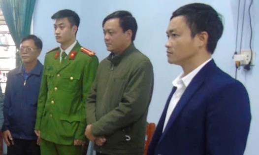 Tài xế ô tô (áo xanh ở giữa) bị khởi tố, bắt tạm giam vì bây tai nạn chết người. Ảnh: Công an Ba Đồn