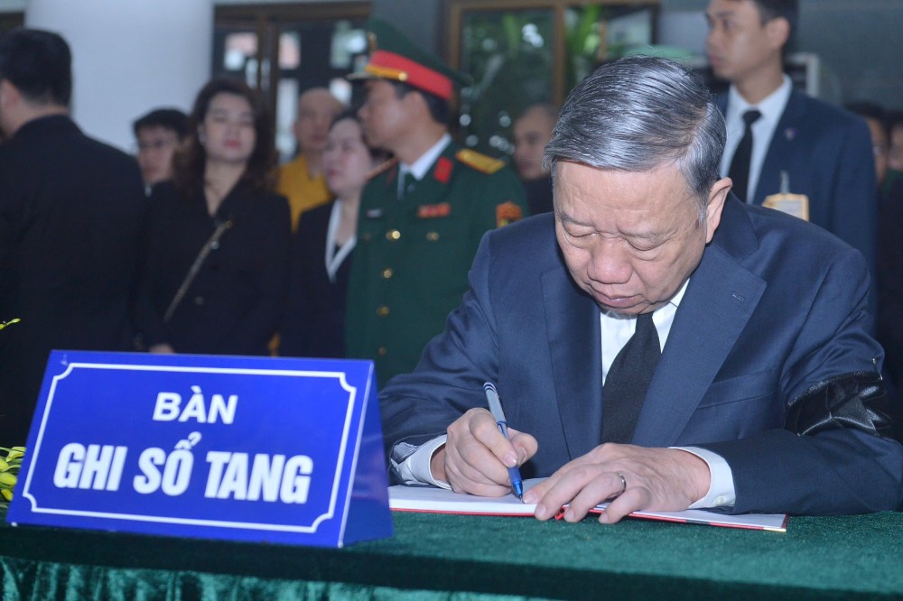 Tong Bi thu To Lam ghi so tang tuong niem Dai tuong Nguyen Quyet. Anh: Ai Van