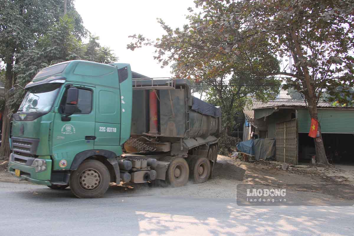 Khu vuc giao cat voi QL.2, mat duong nho hep nhung xe tai cho da ram ro ra vao khien nguy co tai nan tang cao. 