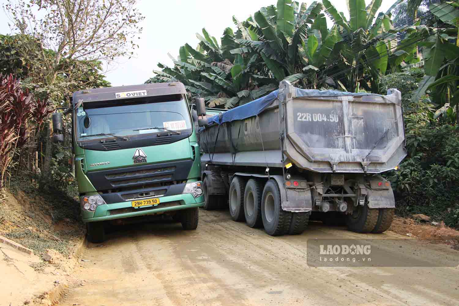 A convoy of trucks from Hoang Son Company's quarry is raging and destroying a residential road in Thanh Long commune, Ham Yen, Tuyen Quang.
