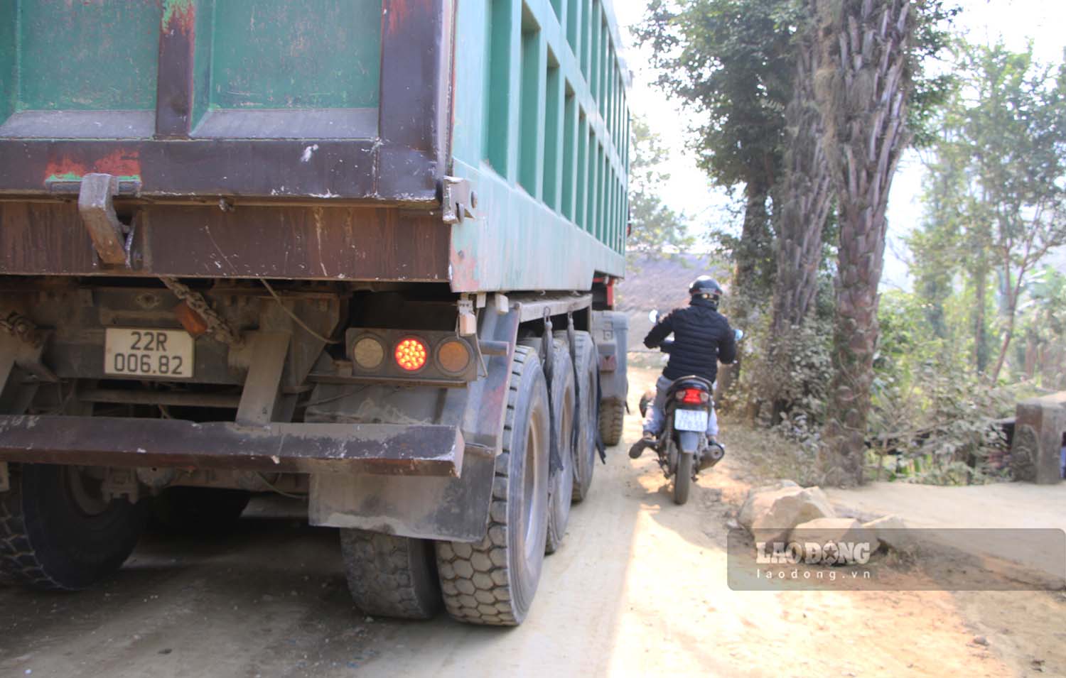 Khong chi moi truong bi anh huong, noi lo tai nan luon thuong truc, ba Tran Thi Quang (thon Thanh Cong 2) cho biet: “Moi lan gap xe tai la cu phai nep sat vao le duong ma tranh, co nguoi tay lai yeu con bi doan xe tai ep cho lao ca xe may xuong ruong. Lo nhat la bon tre con di hoc moi ngay gap doan xe tai nay“.