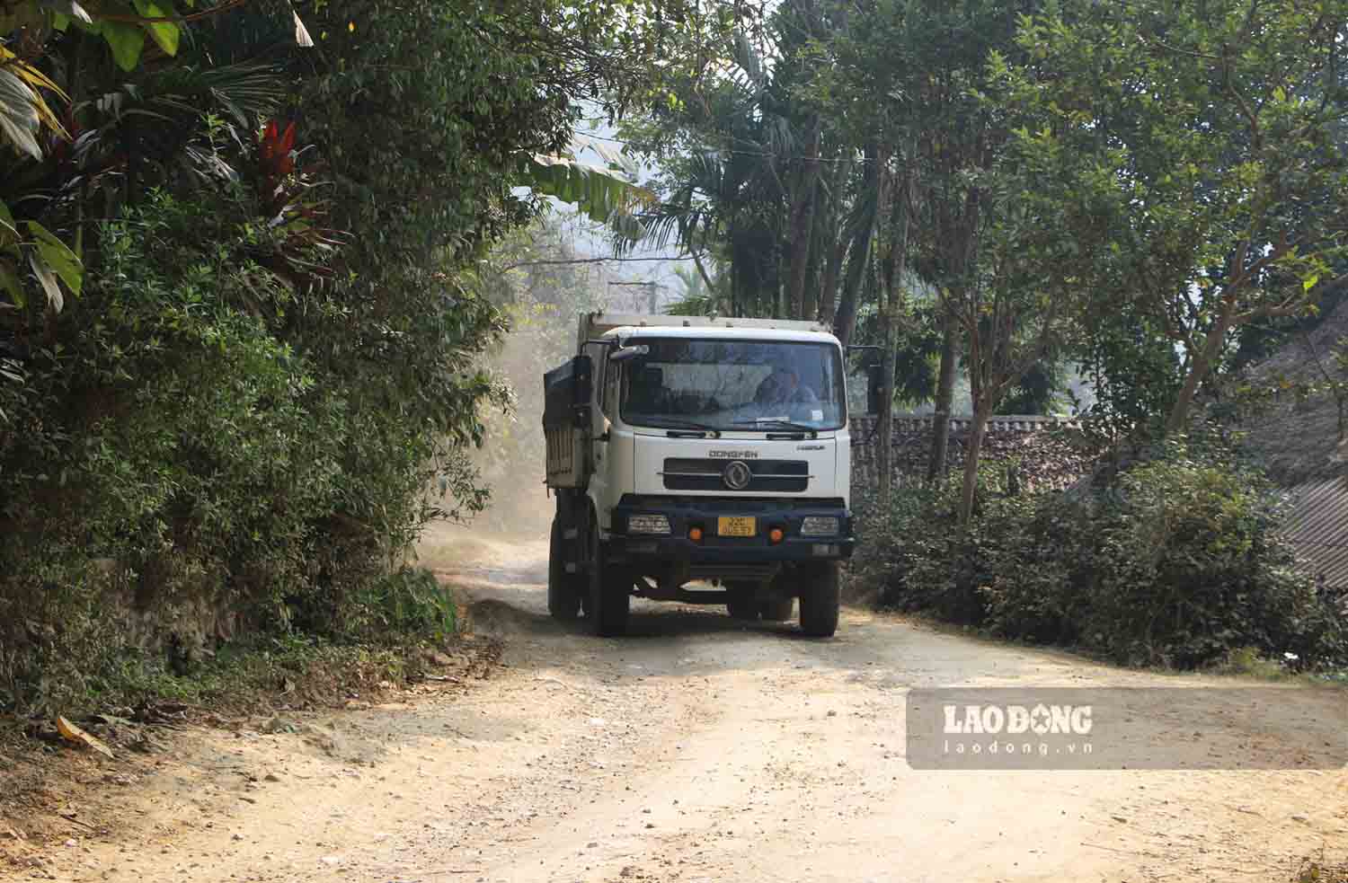 Day von la duong dan sinh bang dat chua duoc do be tong, thoi gian qua phai ganh chiu ca tram luot xe tai nang moi ngay roi vao tinh trang nang bui mua lay.