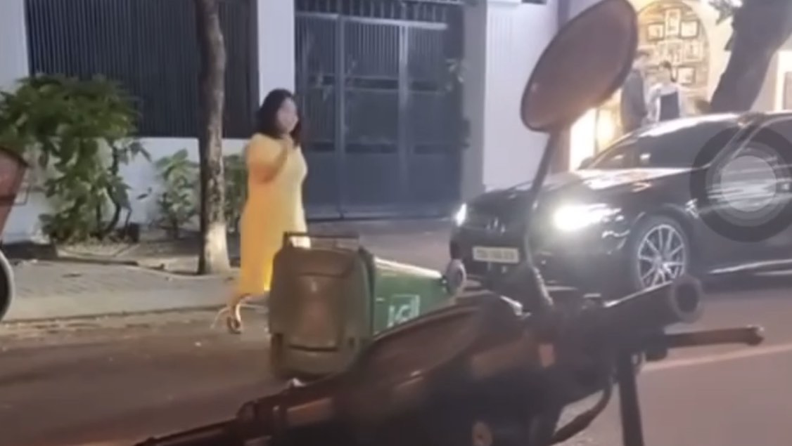 Người phụ nữ ở Nha Trang đi xe sang, đá thùng rác ra đường. Ảnh: Hữu Long
