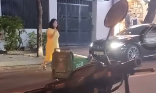 Người phụ nữ ở Nha Trang đi xe sang, đá thùng rác ra đường. Ảnh: Hữu Long