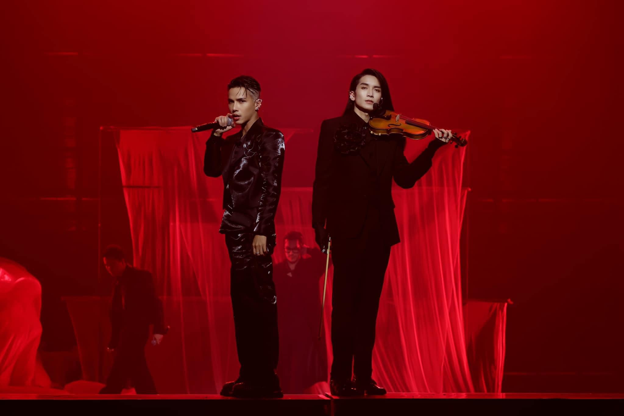 BB Tran plays the violin in the performance "I will remember forever". Photo: Character provided