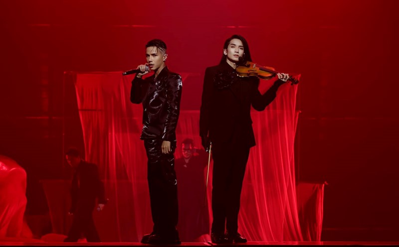 BB Tran plays the violin in the performance "I will remember forever". Photo: Character provided