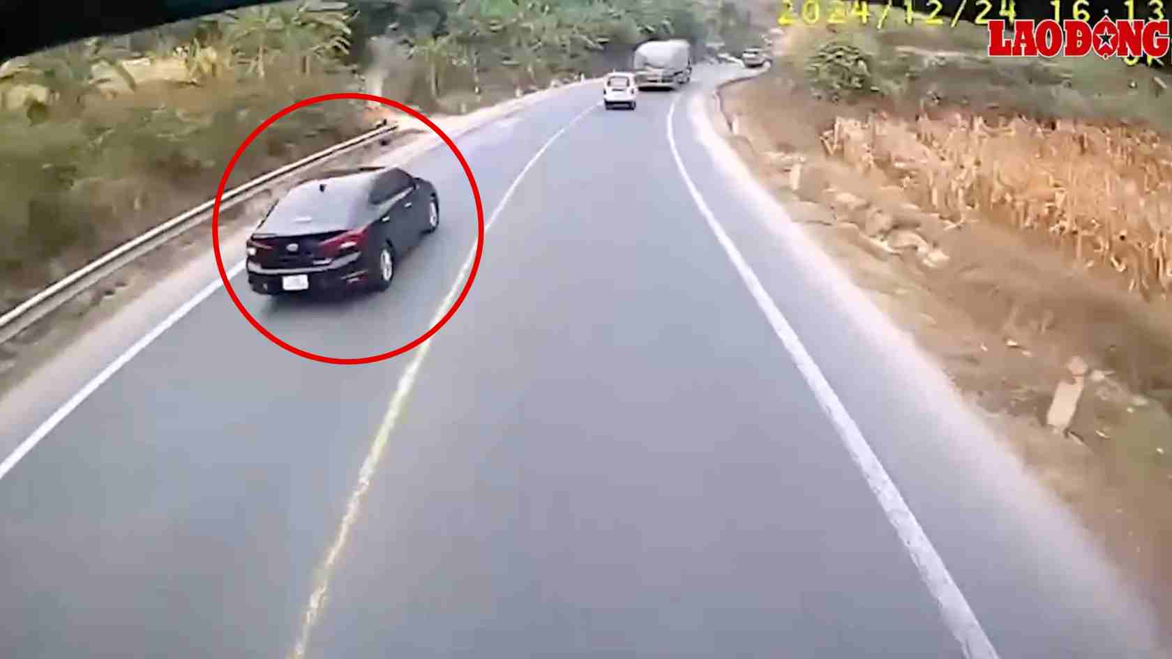 A car recklessly overtook a traffic police car on National Highway 1A. Screenshot