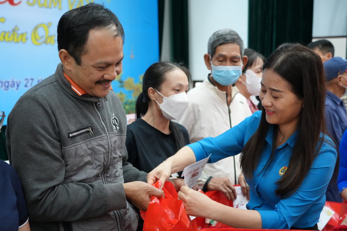 Leaders of the Ba Ria - Vung Tau Provincial Federation of Labor participated in giving gifts to workers in the Tet Sum Vay program. Photo: Thanh An