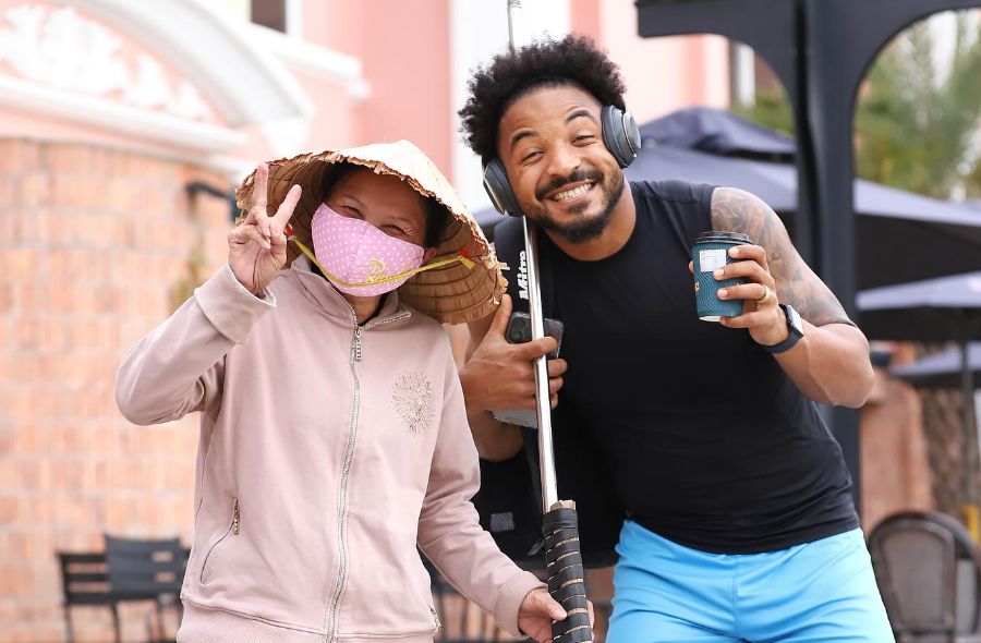 Striker Xuan Son happily poses for a photo with a janitor. Photo: FBNV