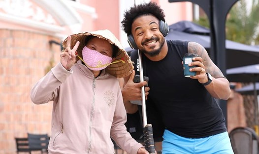 Tiền đạo Xuân Son vui vẻ tạo dáng chụp hình cùng người lao công. Ảnh: FBNV