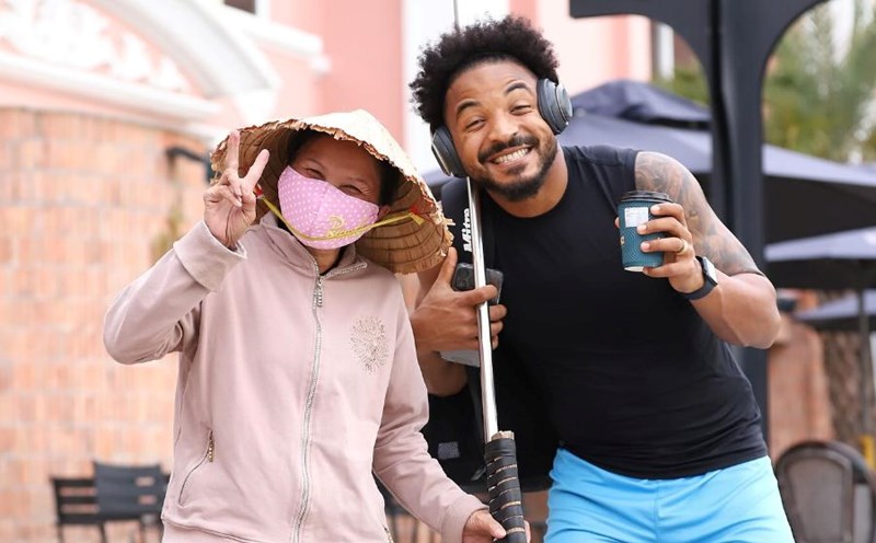 Striker Xuan Son happily poses for a photo with a janitor. Photo: FBNV