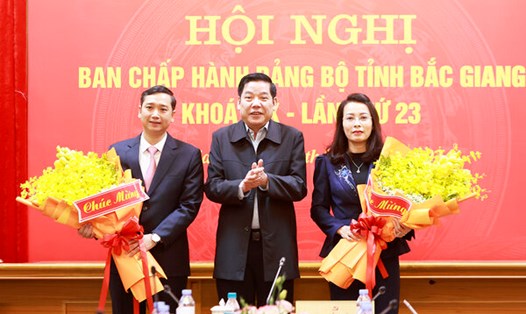 Bí thư Tỉnh ủy Bắc Giang Nguyễn Văn Gấu tặng hoa chúc mừng 2 tân Phó Bí thư Tỉnh ủy. Ảnh: Cổng TTĐT Bắc Giang